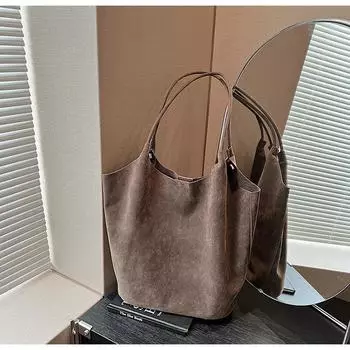2024 нишевая мода универсальная новая большая вместительная сумка-ведро с мягкой отделкой женская простая ленивая сумка через плечо подмышкой коричневый