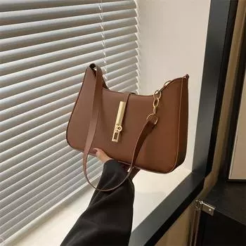 2024 новая корейская версия простой сумки через плечо иностранного дизайна, женская мода, темперамент в этом году, популярная однотонная сумка под мышкой чёрный