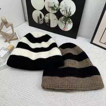 2024 Новая красочная полосатая вязаная шапка Универсальная, удобная для лица, маленькая теплая шапка, модная защита для ушей, вязаная шапка 56-58CM чёрный