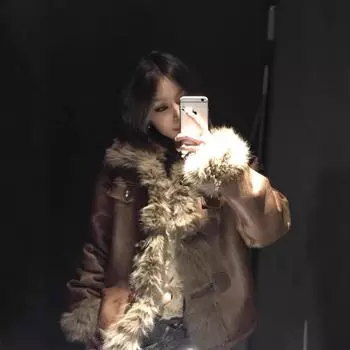 2024 новая куртка из искусственного меха лисы в стиле ретро, популярная женская короткая сращиваемая меховая вставка, теплый меховой топ с отворотами S коричневый