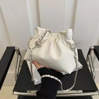 2024 новая модная сумка через плечо, повседневная сумка в иностранном стиле с косым ремешком, популярная в этом году простая сумка-ведро с цепочкой для женщин чёрный