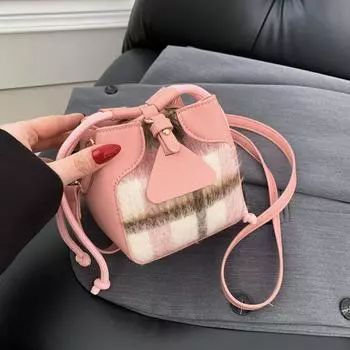 2024 Новая нишевая шерстяная сумка через плечо в клетку с высококачественной текстурой и универсальностью, ведро через плечо, мини-женская сумка на одно плечо