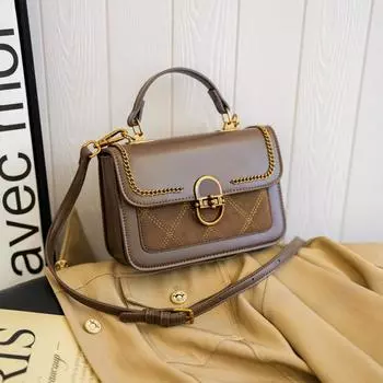 2024 Новая текстурированная маленькая квадратная сумка, большая вместимость, нишевая дизайнерская сумка, модная сумка через плечо контрастного цвета на одно плечо коричневый