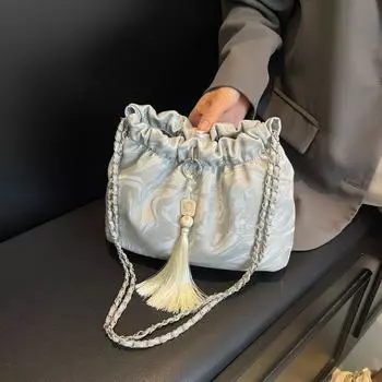 2024 Новая текстурированная модная складная сумка-ведро для женщин, корейская версия, простая универсальная сумка через плечо, нишевая трендовая женская сумка чёрный