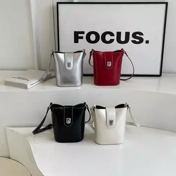 2024 Новая универсальная сумка-мессенджер Niche Design Сумка-ведро через плечо Стильная и простая глянцевая сумка для мобильного телефона Женская сумка 16*8*17 серебряный