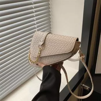 2024 новая высококачественная простая стильная однотонная персонализированная маленькая сумка через плечо, диагональная сумка, легкая роскошная женская сумка, нишевая сумка-мессенджер чёрный