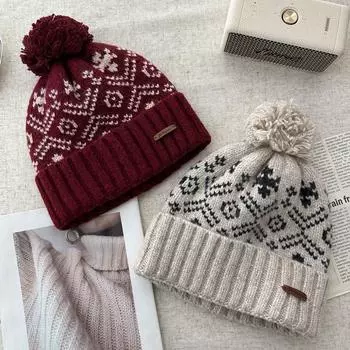 2024 новая жаккардовая шерстяная шапка женская зимняя защита ушей теплая холодная шапка милая маленькая вязаная шапка с комком шерсти прилив M55-59cm темно-коричневого