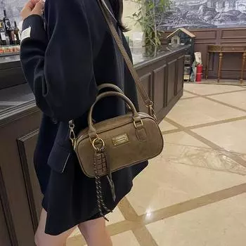 2024 Новая женская сумка Модная сумка Тренд на одно плечо через плечо Портативная легкая роскошная трендовая сумка Однотонная женская сумка 23*8*12 коричневый