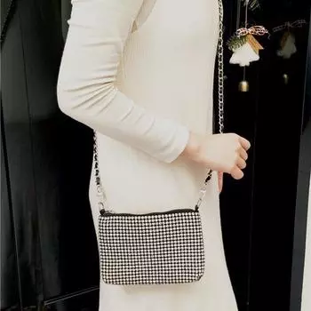 2024 Новая женская сумка Универсальная сумка со стразами Алмазная цепочка Маленькая сумка Премиум Текстурированная сумка для мелочи через плечо Маленькая квадратная сумка 16cm8cm чёрный