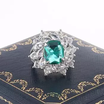 2024 Новое роскошное геометрическое кольцо с зеленым квадратным бриллиантом для женщин, посещающих высококлассные банкетные украшения resizable зелёный