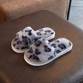 2024 Новые детские тапочки из меха пантеры для девочек, нескользящие зимние тапочки на плоской подошве, детские домашние тапочки для мальчиков с леопардовым принтом CN26-27(insole 17cm серый