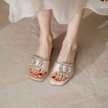 2024 Новые летние квадратные тапочки со стразами для женщин Корейская версия Женская обувь Сандалии на низком каблуке с открытым носком Zapatillas Mujer 35 чёрный