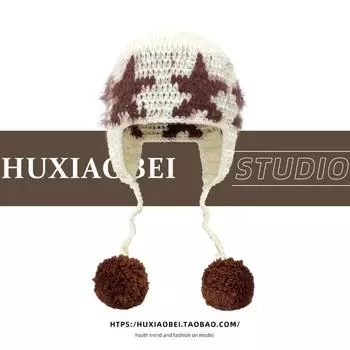 2024 Новые ретро плюшевые жаккардовые шапки-бини со звездами, весенние и осенние повседневные универсальные милые кружевные вязаные шапки с помпонами для женщин 56-58cm бежевый