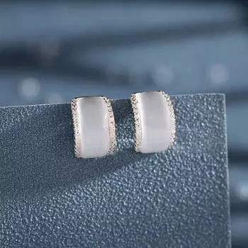 2024 новые серьги простые темпераментные маленькие серьги маленькие свежие ретро серьги женские опаловые геометрические гвоздики золотой