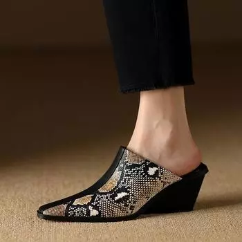 2024 Новые туфли из натуральной кожи Женские тапочки на танкетке Высокие каблуки Мюли с острым носком Женские офисные туфли Шлепанцы Женские 34 чёрный