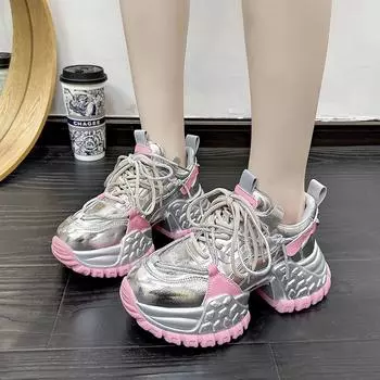 2024 Новые женские кожаные кроссовки на шнуровке радужных цветов на платформе с жемчугом и цепочкой, модные вулканизированные туфли для женщин 35