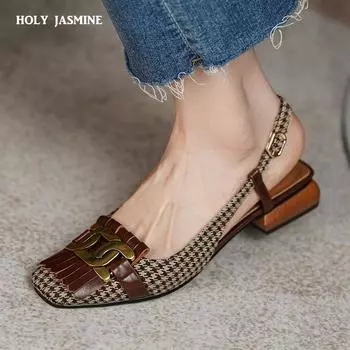 2024 Новые женские летние модные босоножки в стиле ретро на низком каблуке с квадратным носком из кожи с полым тонким каблуком Baotou с металлическим украшением 4 коричневый