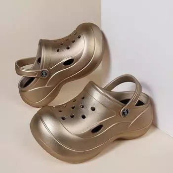 2024 Новые женские летние толстые подошвы уличной одежды модные металлические цвета Baotou Cool Тапочки Мягкая подошва дырка обувь 38-39 серебряный