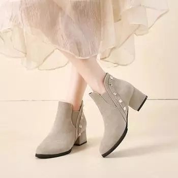 2024 Новые женские туфли Ботильоны с застежкой-молнией сзади Женские ретро-современные ботинки Женские заклепки с острым носком и квадратным каблуком Большие размеры 35 бежевый