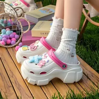 2024 Новые женские туфли с отверстиями на высоком каблуке толщиной 8 см с мультяшными аксессуарами Обувь Baotou Hole для ношения на открытом воздухе Пляжные сандалии Садовая обувь 38-39(Fit 37-38) розовый