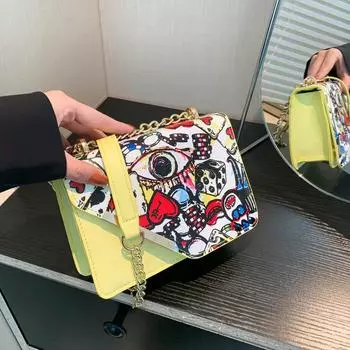 2024 новый нишевый дизайн граффити печать на плече маленькая квадратная сумка корейская версия модная простая цепочка косая сумка женская чёрный