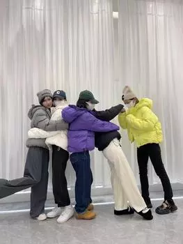 2024 осень и зима новый длинный рукав с капюшоном короткий зимний пуховик женский конфетного цвета модное пальто высокого класса прилив S чёрный