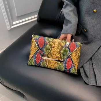 2024 Осень/Зима Стильная женская сумка-клатч с контрастным узором под змею серый