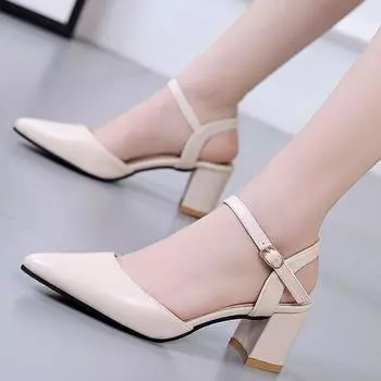 2024 Ранняя весна Новые туфли Baotou Single Shoes Женские босоножки на среднем каблуке с одной пуговицей и высоким толстым каблуком с острым носком и юбкой 35 бежевый