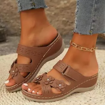 2024 Ретро Повседневные Тапочки на танкетке с открытым носком Толстая подошва Удобная пляжная обувь Цветочные полые нескользящие сандалии 36 коричневый