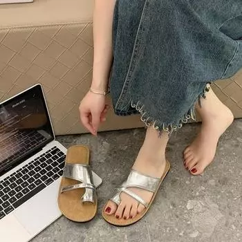 2024 Сандалии без застежек Женские повседневные тапочки из искусственной кожи с ремешком Летние сандалии на плоской подошве 2024 Платье Шлепанцы Пляжная обувь Женские шлепанцы 35 серебряный