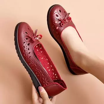 2024 сандалии, кожаная обувь на мягкой подошве, Нескользящая обувь с отверстиями для среднего и старшего возраста, женская противоскользящая дышащая обувь на плоской подошве 35 красный