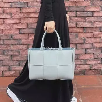 2024 Spring/Summer Genuine Leather Braided Tote Bag, Fashionable Large-Capacity Handbag for Shoulder or Underarm Use Mini 20*14*8cm