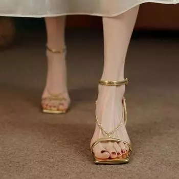 2024 Summer New Golden Roman Sandals Women s Thin Heels Fashion European and American Sexy Chain Square Toe Open Toe High Heels 35 чёрный