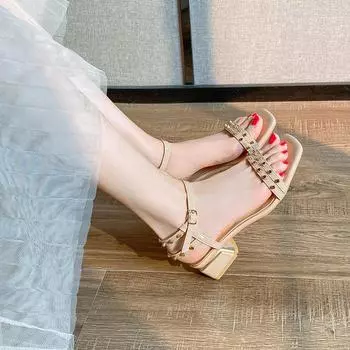 2024 Летние женские босоножки с ремешком на щиколотке и плоскими заклепками Высококачественные босоножки на низком каблуке с тонким ремешком Босоножки на толстом каблуке Обувь для девочек-студенток 35 бежевый