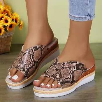 2024 Универсальные летние туфли с круглым носком на толстой подошве, повседневные модные сексуальные удобные женские сандалии с принтом под змею 36 чёрный