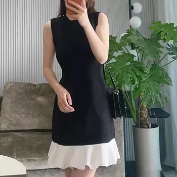 2024 Весна/Лето Черно-белое Контрастное Трикотажное Платье с Оборками и Пряжкой на Плече M чёрный