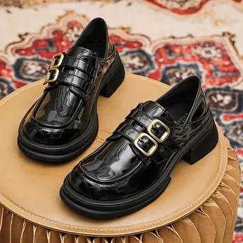 2024 Весна Женские кожаные повседневные туфли на высоком каблуке в британском стиле из лакированной кожи Туфли-лодочки на толстом каблуке для девочек Универсальные без застежек-лоферы 35