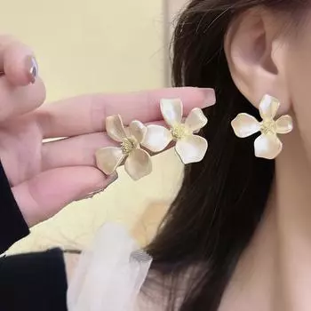 2024 Высококачественные французские ретро-серьги-цветы — уникальный дизайн для женщин