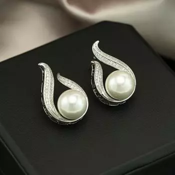 2024 Взрывные серьги-гвоздики с жемчугом и цирконием Треугольный дизайн Пламенные серьги Знаменитый темперамент Легкие роскошные серьги белый