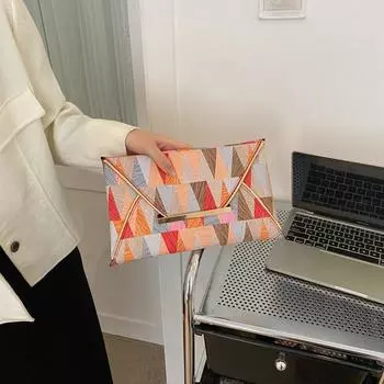 2024 весна новая многоцветная треугольная сумка-конверт для ужина с геометрическим узором повседневная простая сумка-клатч модная женская сумка чёрный