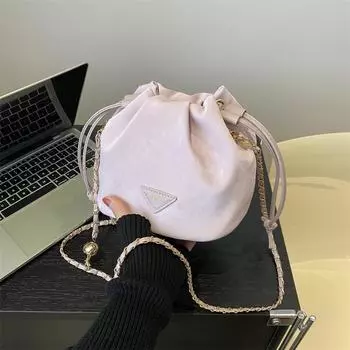 2024 весна новая простая модная сумка-ведро простая повседневная сумка-мессенджер через плечо модная нишевая дизайнерская женская сумка Without pendant чёрный