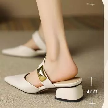 2024 Женские мюли на каблуках-рюмочках с заклепками золотистого цвета, летние босоножки с острым носком, модные бежевые женские повседневные туфли на среднем каблуке 34 бежевый