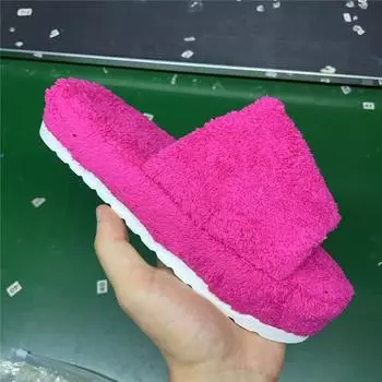 2024 Женская новая роскошная брендовая обувь с одним словом на толстой подошве, теплая меховая женская обувь из тисненого хлопка, универсальные повседневные тапочки для улицы 35 чёрный