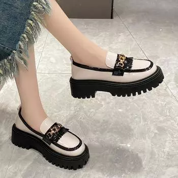 2024 Женские туфли из лакированной кожи с блестящей небольшой горловиной, с цепочкой, черно-белые кисточки, в британском стиле, маленькие кожаные туфли 35 покинуть белый