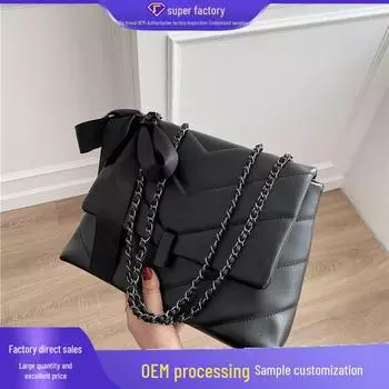 2025 г. Женская трендовая сумка-тоут большого объема с фактурной цепочкой null