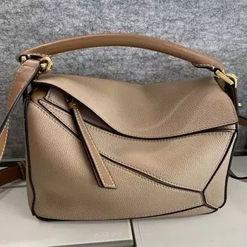 2025 Геометрическая сумка-подушка: Маленький, полуручной работы, кожа Того цвета с зернистостью личи, квадратный дизайн Mini 18cm