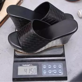 2025 летние новые европейские и американские большие размеры классные тапочки пятно простые повседневные наклонный каблук рыбий рот одно слово классные тапочки женские 35 чёрный