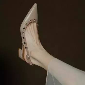 2025 летние новые заклепки одно слово пряжка средний каблук весенняя сумка голова острый толстый каблук ива туфли классные тапочки женская верхняя одежда 35