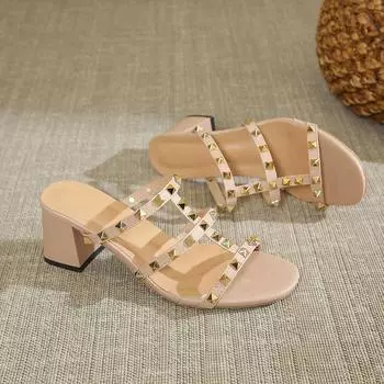 2025 летние новые женские тапочки с заклепками и одним словом, большого размера, на толстом каблуке, с круглым носком 35 телесный