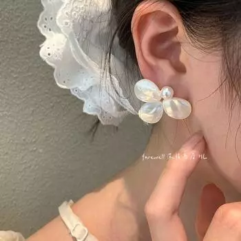 2025 New Arrival Super Fairy French Pearl Stud Earrings Fritillary Flower Earrings Fancy Elegant Shell Petal Ear Accessory Women Fritillary clover earrings
